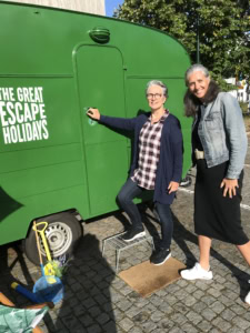 Wethouders Barbara Boudewijnse en Mirjam Havinga bij de escapecaravan